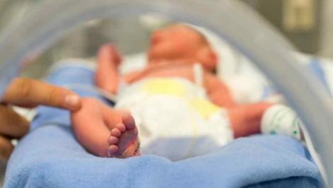 Un bebeluș s-a născut fără ochi, nas și parte din craniu, într-o clinică privată! Părinții, revoltați: ”Medicul n-a observat nicio clipă malformațiile!” 