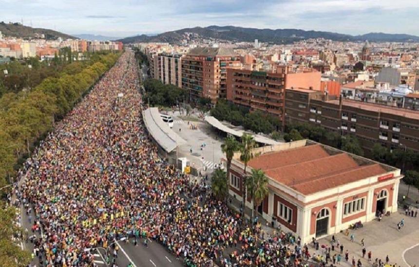 Grevă generală şi manifestaţie la Barcelona după a patra noapte de violenţe &icirc;n Catalonia