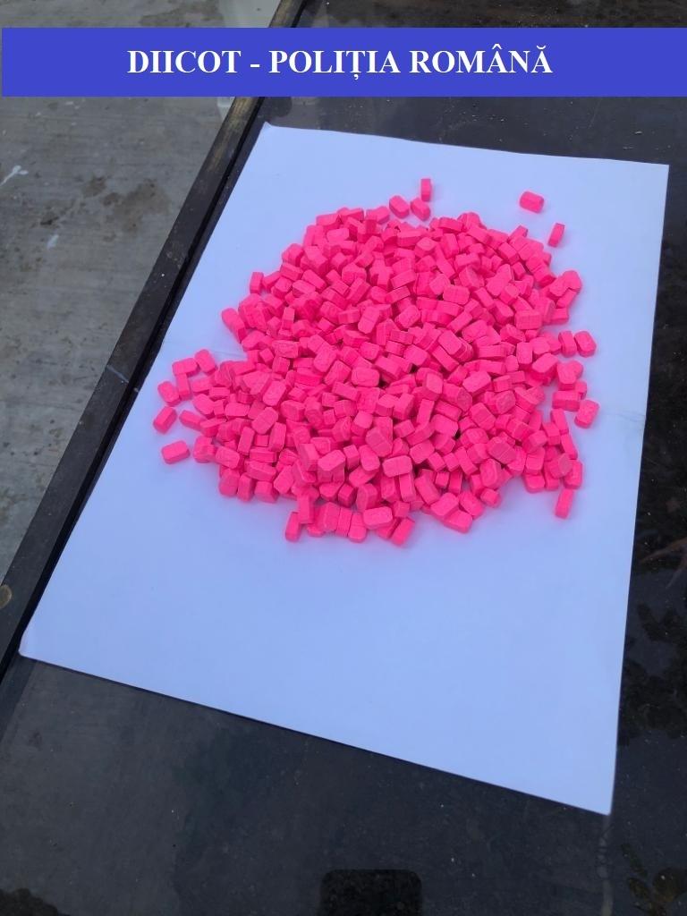 Bărbat din Satu Mare, reţinut după ce a fost prins &icirc;n flagrant de procurorii DIICOT c&acirc;nd &icirc;ncerca să v&acirc;ndă o sută de comprimate de ecstasy - FOTO, VIDEO