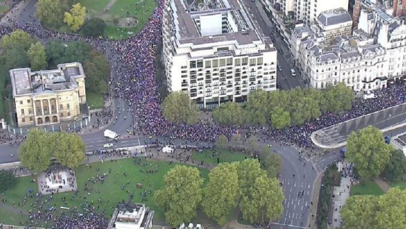 Zeci de mii de oameni au ieşit în stradă la Londra! Cer un referendum cu privire la Brexit