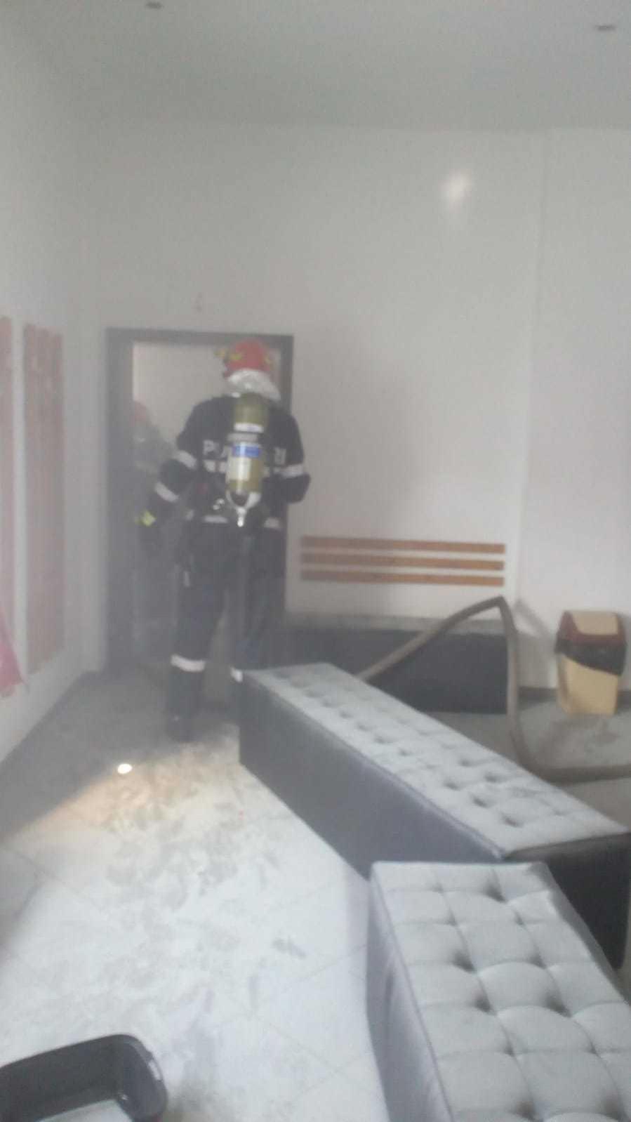 Incendiul de la sala de sport din Timişoara! Au fost evacuaţi 32 de oameni. Focul a fost pus intenţionat