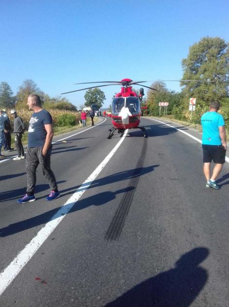 Mureş: Două maşini şi un camion s-au ciocnit pe DN 13, cinci persoane fiind rănite; a fost solicitat elicopterul SMURD