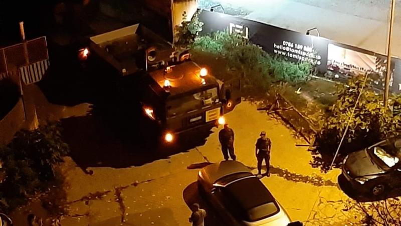 Se întâmplă în România! Un bărbat și-a parcat mașina în fața unei unități militare. Soldații au așteptat două ore ca să scoată un TAB pe poartă!