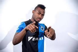 Atacantul nigerian, Emmanuel Dennis, &icirc;şi face două tatuaje