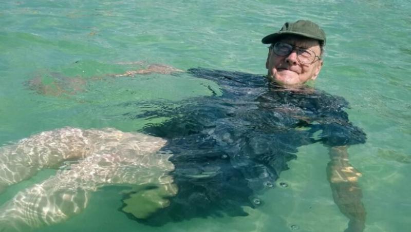 Un bărbat a văzut pentru prima dată plaja la vârsta de 93 de ani: „Uite, plutesc la fel ca un dop de plută, nu este minunat?”