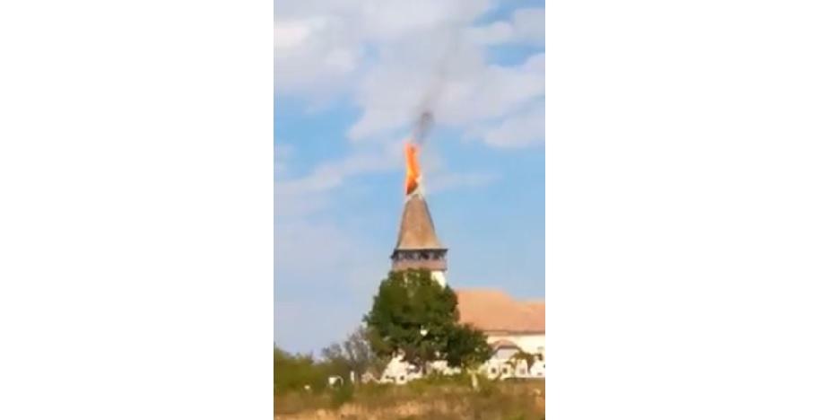 "Doamne, iartă-ne!" Oamenii se &icirc;nchină și privesc neputincioși cum turla unei Biserici se prăbușește &icirc;n flăcări