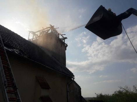 Alba: Incendiu la Biserica Unitariană din localitatea Sânmiclăuş; turla s-a prăbuşit