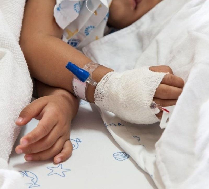 Un tată din Focșani, care a ajuns cu copilul la spital, &icirc;și strigă disperarea: &bdquo;Eu &icirc;mi fac treaba la serviciu. Ei de ce nu?! Unde să mă duc, la un vraci?&rdquo;