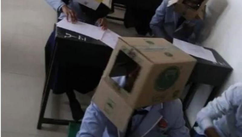Au obligat elevii să poarte cutii pe cap, în clasă! Imagini de necrezut! Explicația este uluitoare! „Și alții au făcut așa”