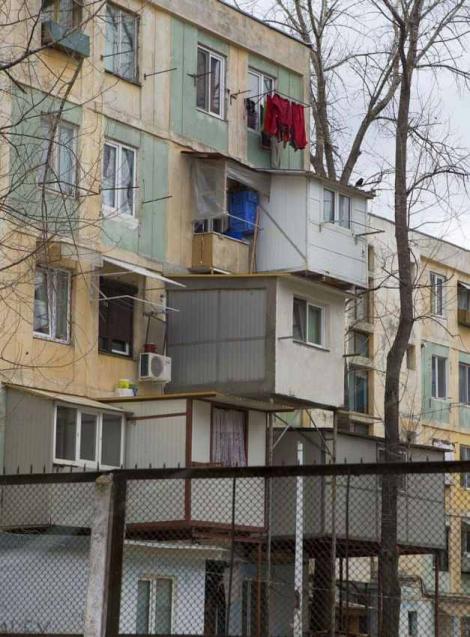Balcoanele improvizate din București amenință viețile oamenilor. Autoritățile ridică din umeri