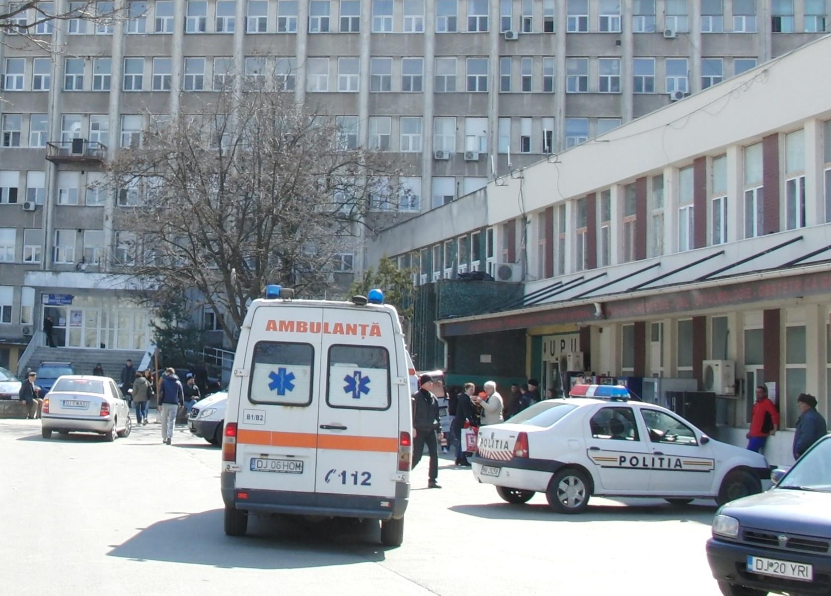 Momente de panică &icirc;n Craiova! Un bărbat cu probleme psihice a furat o foarfecă și a sărit din Ambulanță
