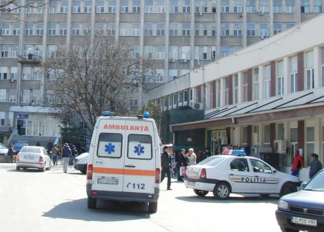 Momente de panică în Craiova! Un bărbat cu probleme psihice a furat o foarfecă și a sărit din Ambulanță