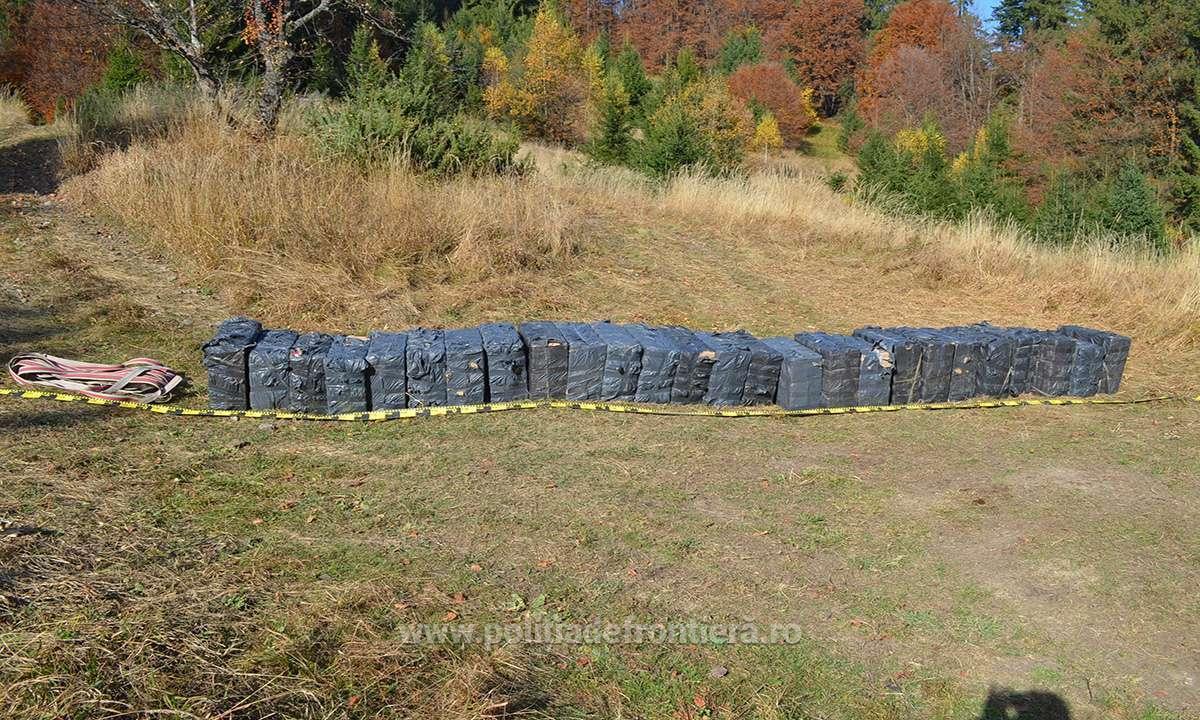 Peste 26.600 pachete cu ţigări de provenienţă ucraineană, confiscate, &icirc;n ultimele 48 de ore, de poliţiştii de frontieră; aceştia au tras focuri de armă pentru a-i opri pe suspecţi - FOTO, VIDEO