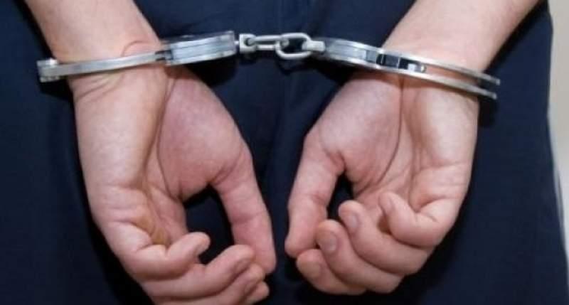 Un scandalagiu a &icirc;ncercat să incendieze doi polițiști și a spart nasul altuia. Ce pedeapsă a primit agresorul pentru faptele lui