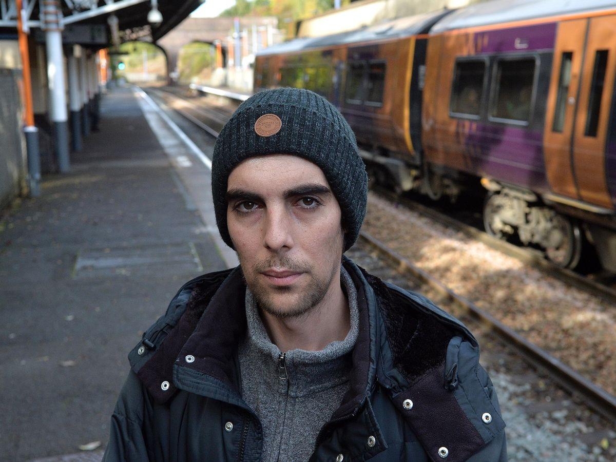 Mihai, un rom&acirc;n care muncea &icirc;n Marea Britanie, a ajuns să doarmă &icirc;n trenuri, după ce și-a rupt un picior: &rdquo;Pur și simplu am fost abandonat!&rdquo;