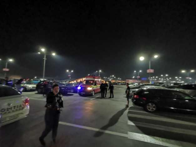 Atac s&acirc;ngeros la cinema! Doi tineri au fost &icirc;njunghiați, &icirc;n urma unui scandal izbucnit din senin! Martori: &rdquo;E s&acirc;nge peste tot!&rdquo;