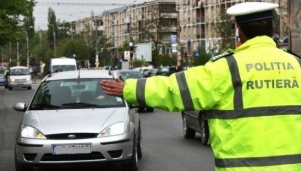 Un șofer urmărit de oamenii legii a accidentat doi pietoni