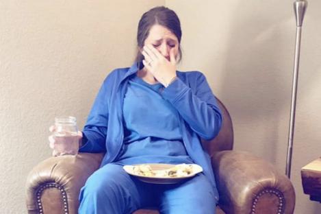 O imagine cât o mie de cuvinte! O asistentă medicală a izbucnit în plâns după 53 de ore de muncă și o tragedie în fața căreia a fost neputincioasă. Foto