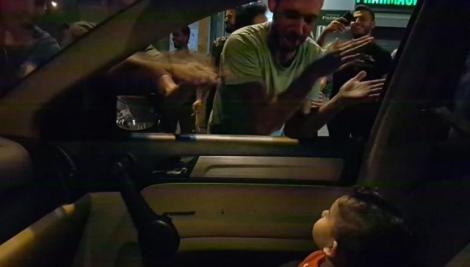 Protestatarii din Beirut s-au oprit din scandat pentru a-i cânta unui copil de 15 luni speriat de zgomote