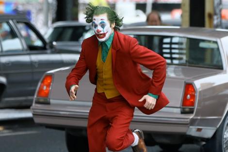 Un Joker a fost arestat în Rusia. Bărbatul merge pe străzi cu un topor în mână