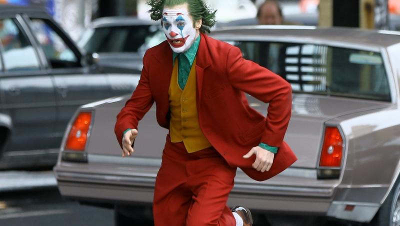 Un Joker a fost arestat în Rusia. Bărbatul merge pe străzi cu un topor în mână