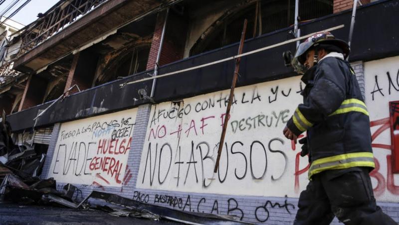 Fotografii sfâșietoare din timpul protestelor din Chile. A început ca protest împotriva creșteri tarifelor de metrou și s-a transformat într-un val de neliniște pentru inegalitatea socială - GALERIE FOTO
