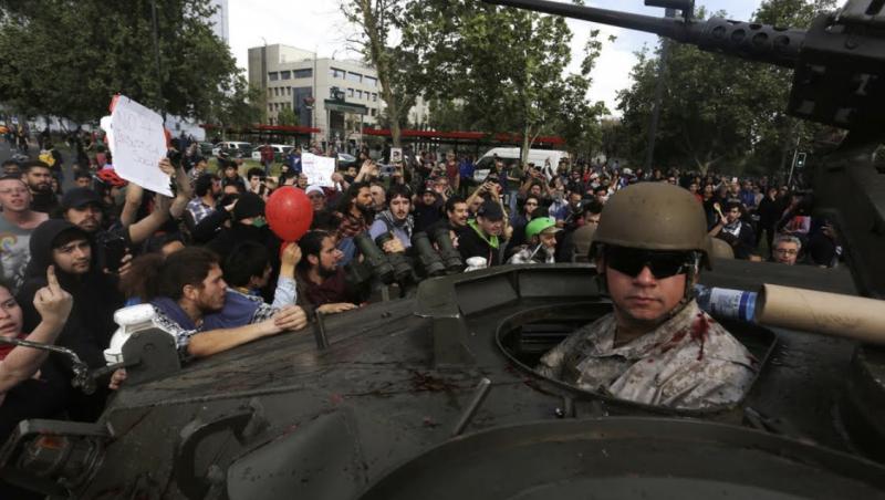 Fotografii sfâșietoare din timpul protestelor din Chile. A început ca protest împotriva creșteri tarifelor de metrou și s-a transformat într-un val de neliniște pentru inegalitatea socială - GALERIE FOTO