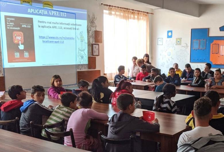 Peste 5.000 de elevi au &icirc;nvățat cum pot fi localizați cu ajutorul &bdquo;aplicației 112&rdquo;. &bdquo;Reprezintă cel mai facil și la &icirc;ndem&acirc;nă instrument de localizare a victimelor&rdquo;