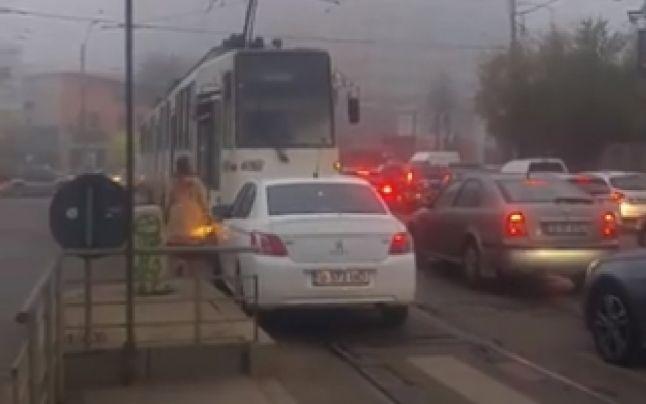 Momentul &icirc;n care o femeie depășește o coloană pe contrasens și &icirc;i cere vatmanului să mute tramvaiul, viral pe Facebook! Peste un milion de persoane au urmărit imaginile