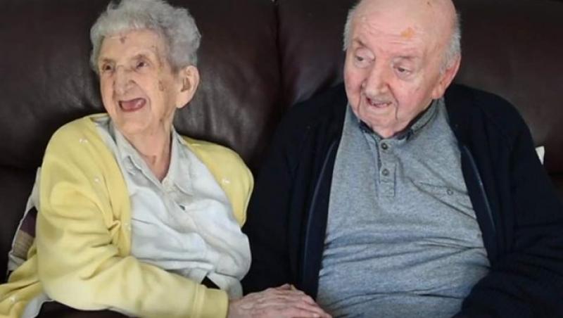 Are 98 de ani și stă în aceeași casă cu fiul ei de 80 de ani pentru a avea grijă de el. 