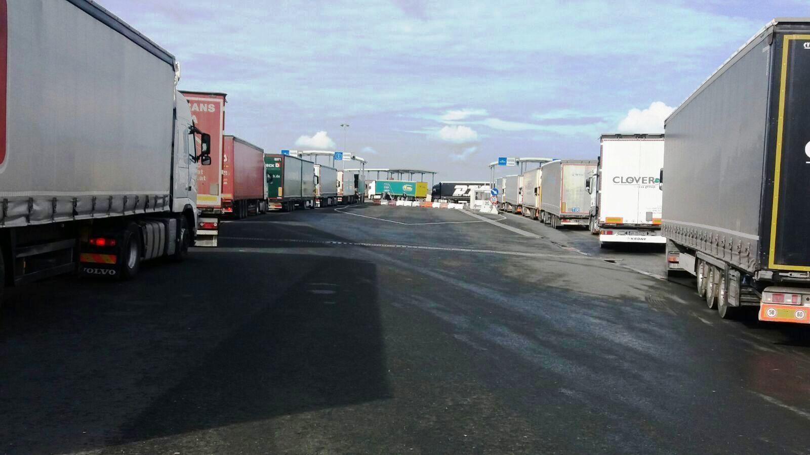 Avertizare Infotrafic: Coloane de maşini de 12 kilometri în punctele de trecere a frontierei Nădlac I şi Nădlac II, pe ieşirea din ţară