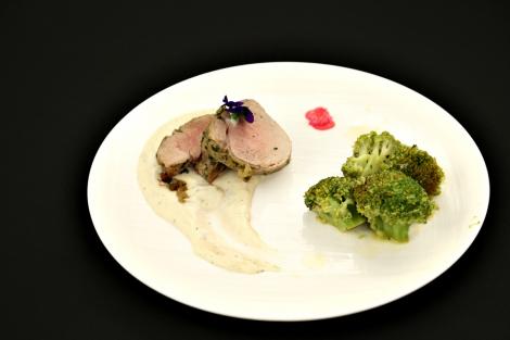 Mușchiuleț de porc cu ierburi de provence și broccoli cu sos alb de gorgonzola