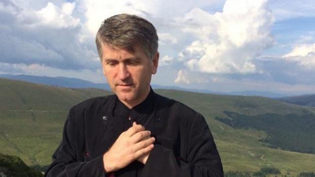 Cristian Pomohaci ține slujbe &icirc;n creierii nopții, &icirc;ntr-un garaj transformat &icirc;n biserică. Fostul preot a uitat complet de scandalul cu minori