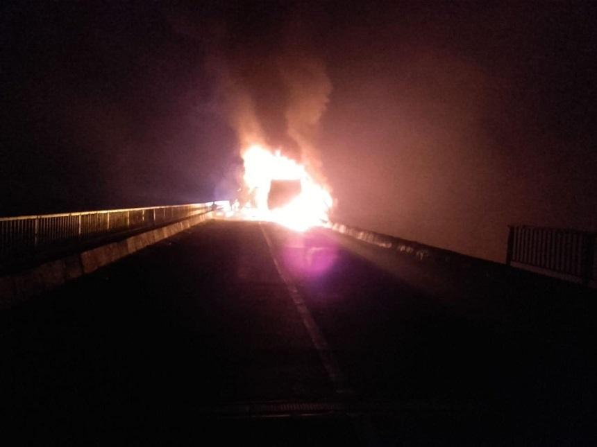Incendiu pe șosea! Un TIR a luat foc pe DN1, &icirc;n județul Sibiu, după ce s-a lovit de un cap de pod! O persoană a sărit &icirc;n Olt! - FOTO