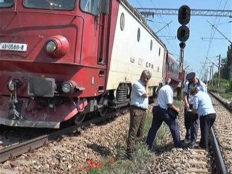 Înfiorător! Fată de 12 ani accidentată de tren în timp ce traversa calea ferată