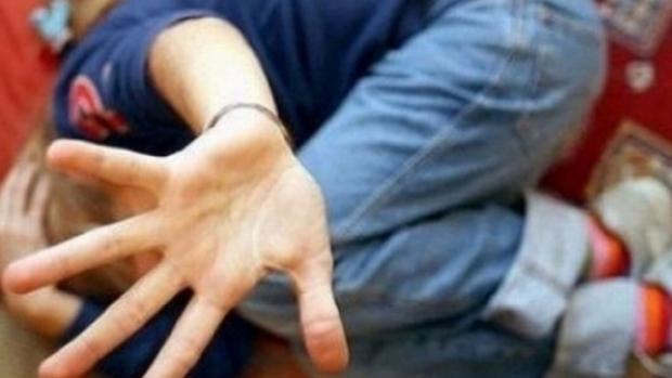 Un elev de clasa a VI-a a fost agresat &icirc;n baia școlii de un coleg. Directoarea neagă cele &icirc;nt&acirc;mplate, dar poliția confirmă &icirc;nt&acirc;mplarea