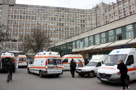 Scandalos! Două carde medicale surprinse fumând în interiorul Spitalului de Urgență din Craiova - FOTO