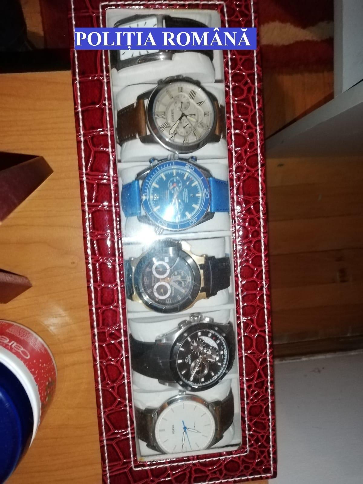 Patru persoane reţinute de poliţiştii din Alba &icirc;ntr-un dosar de furturi din maşini; suspecţii foloseau dispozitive pentru bruiajul sistemelor de &icirc;nchidere centralizată