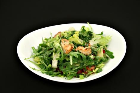 Ce mai putem prepara simplu și rapid pentru a e asigura cina? Salată cu piept de pui și legume.