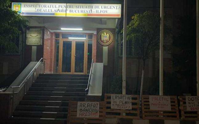 Protest Colectiv: Oamenii au ieșit &icirc;n stradă și cer ARESTAREA celor care au fost responsabili de intervenția din 30 octombrie 2015