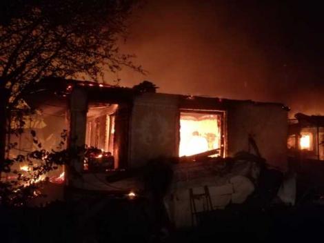 VIDEO/ Au rămas fără acoperiș deasupra capului în urma unui incendiu puternic. Patru familii sunt devastate