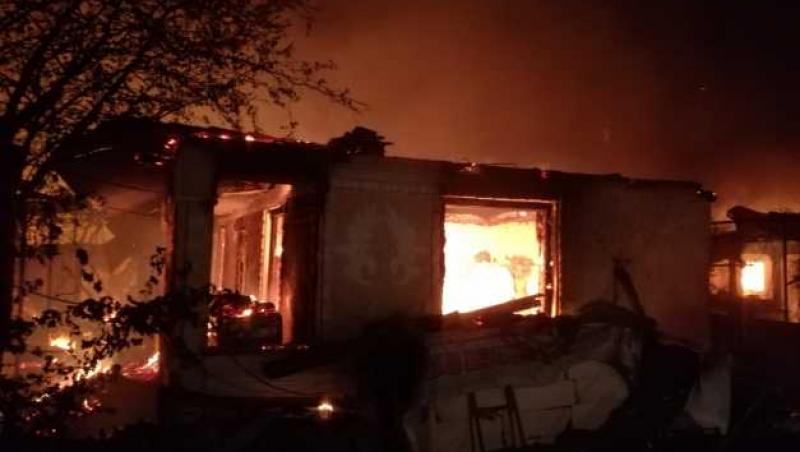 VIDEO/ Au rămas fără acoperiș deasupra capului în urma unui incendiu puternic. Patru familii sunt devastate