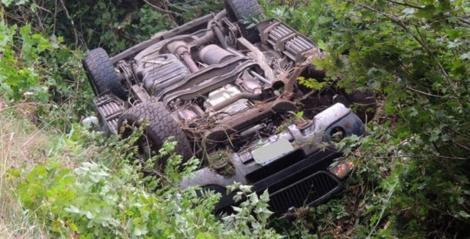 Mașină de teren răsturnată în șanț, în zona Petriș. O persoană a rămas încarcerată