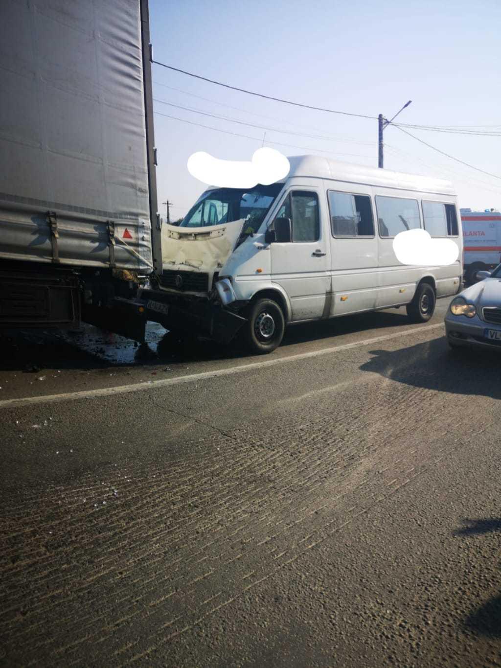 Opt persoane au fost rănite după ce un microbuz a lovit din spate un TIR, &icirc;n judeţul V&acirc;lcea