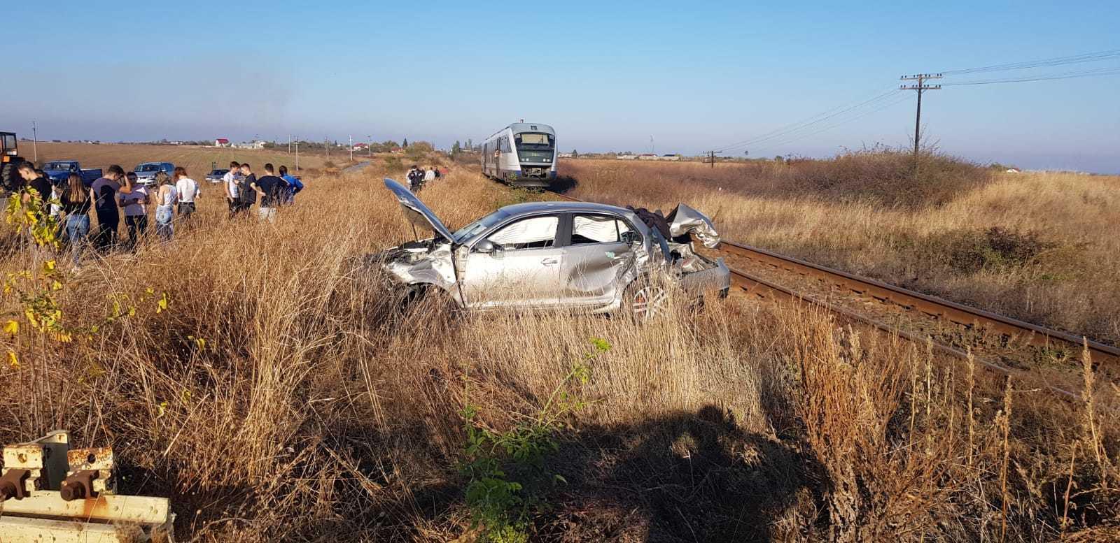 Olt: Un băiat de 14 ani a fost rănit, după ce maşina &icirc;n care se afla a fost lovită de un tren