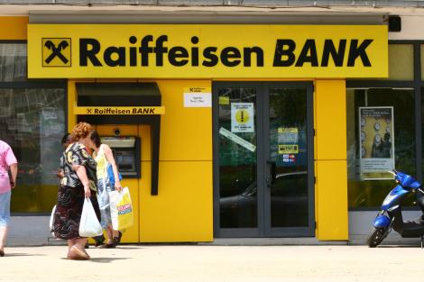 Schimbare drastică! Ce trebuie să știe românii care au card la Raiffeisen Bank 