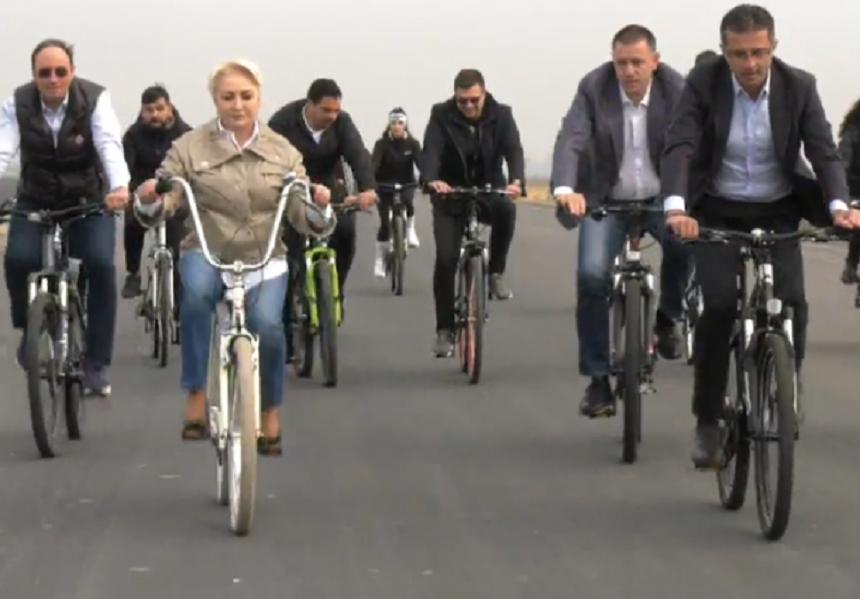 Viorica Dăncilă, pe bicicletă, &icirc;n vizita la lucrările la centura Bacăului - VIDEO