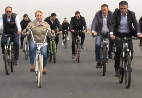 Viorica Dăncilă, pe bicicletă, în vizita la lucrările la centura Bacăului - VIDEO