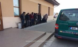 Douăzeci de migranți au &icirc;ncercat să părăseacă țara &icirc;n mod ilegal. Cum au fost ascunși &icirc;ntr-o utilitară