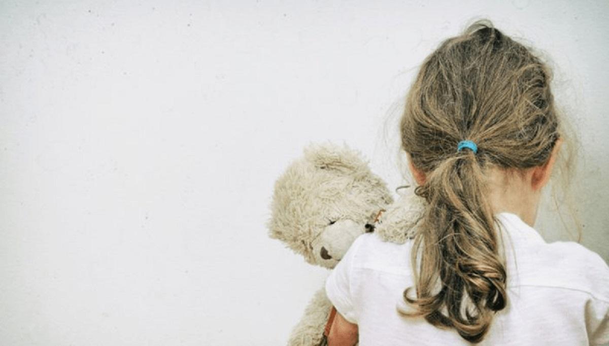 O fetiță de șapte ani care s-a accidentat &icirc;n pauză, dusă acasă de profesori și lăsată &icirc;n grija unui frate de 12 ani. Micuța, găsită &icirc;ntr-o baltă de s&acirc;nge